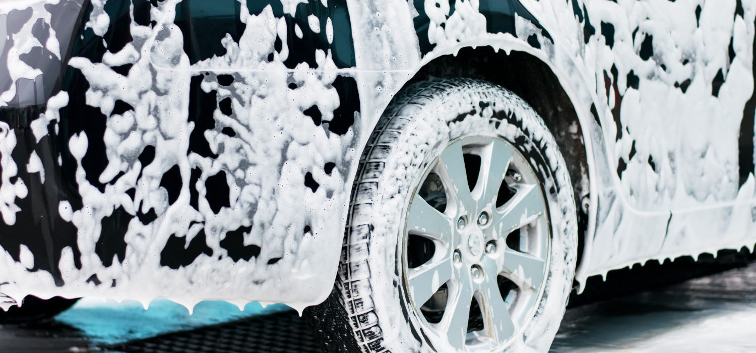 Zalety i wady ręcznego mycia samochodów w porównaniu z automatycznym myciem