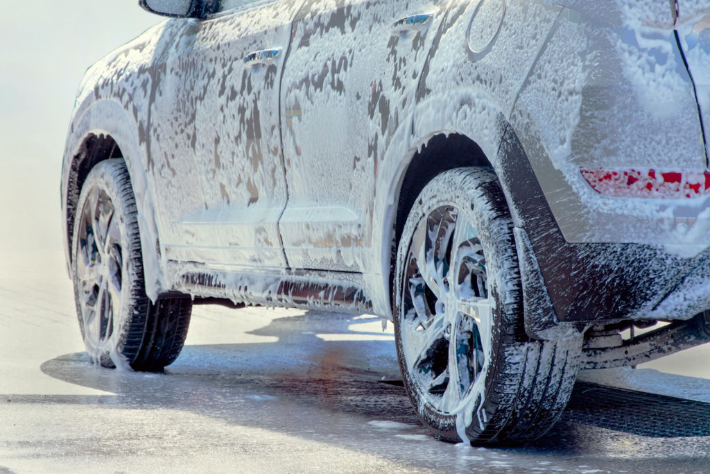 Ręczne mycie samochodu to żmudne zadanie, które zajmuje dużo czasu i energii