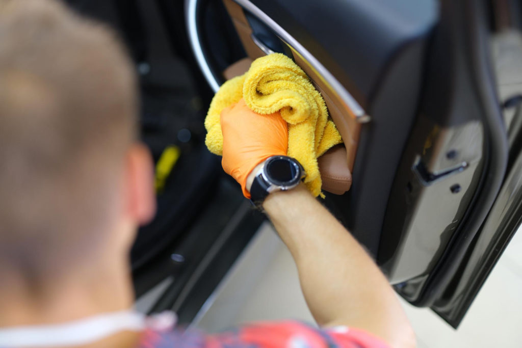 Należy pamiętać, że car detailing jest nie tylko czyszczeniem, ale również zapobieganiem szybkiemu powrotowi zabrudzeń