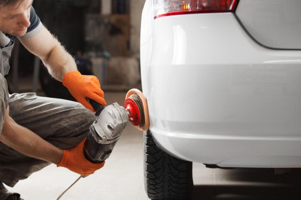 Aby utrzymać blask lakieru samochodu przez długi czas, niezbędne jest odpowiednie zabezpieczenie przed szkodliwymi czynnikami atmosferycznymi