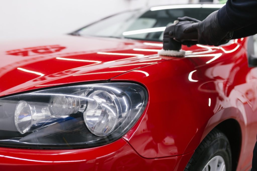 Perfekcyjnie wypolerowane auto nie tylko cieszy oko swoim lśnieniem, ale również może znacząco wpłynąć na wartość pojazdu