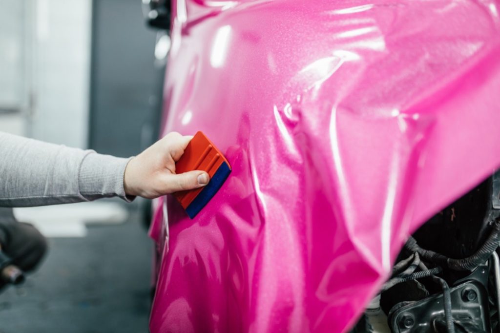 Folie samochodowe to specjalistyczne pokrycia, które można aplikować na zewnętrzne powierzchnie auta, aby zmienić jego kolor lub dodać unikalne wzory i tekstury