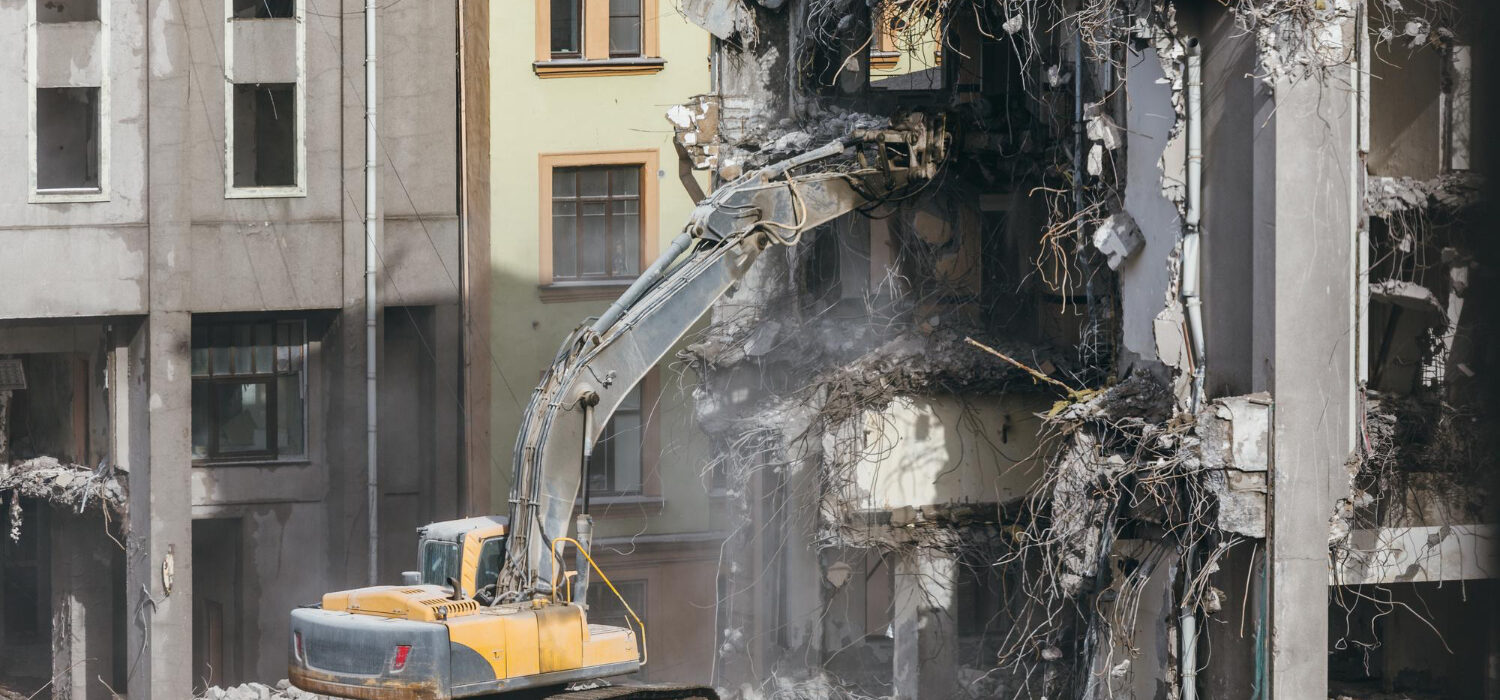 Bezpieczne wyburzenia: Jak zarządzać ryzykiem i ubezpieczać firmy budowlane?